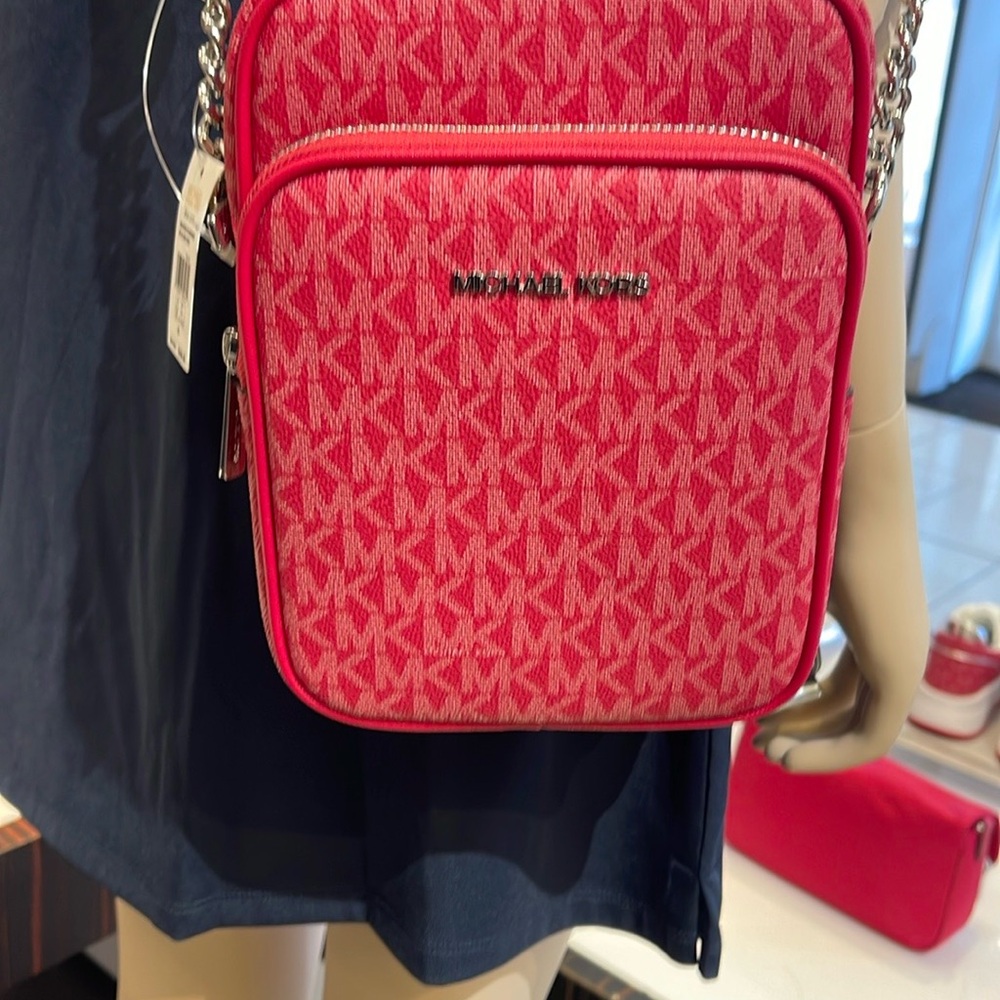 MICHAEL KORS Jet Set Travel Md Signature Logo Crossbody Flight Bag
DK RASPBERRY - Picture 5 of 16